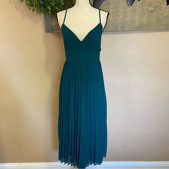 Lulus Perfectly Passionate Emerald Green Pleated Sleeveless Midi Dress - Picture 2 of 9